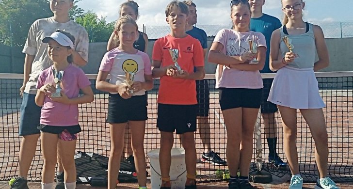 Společné foto vítězů a rozhodčích.jpg